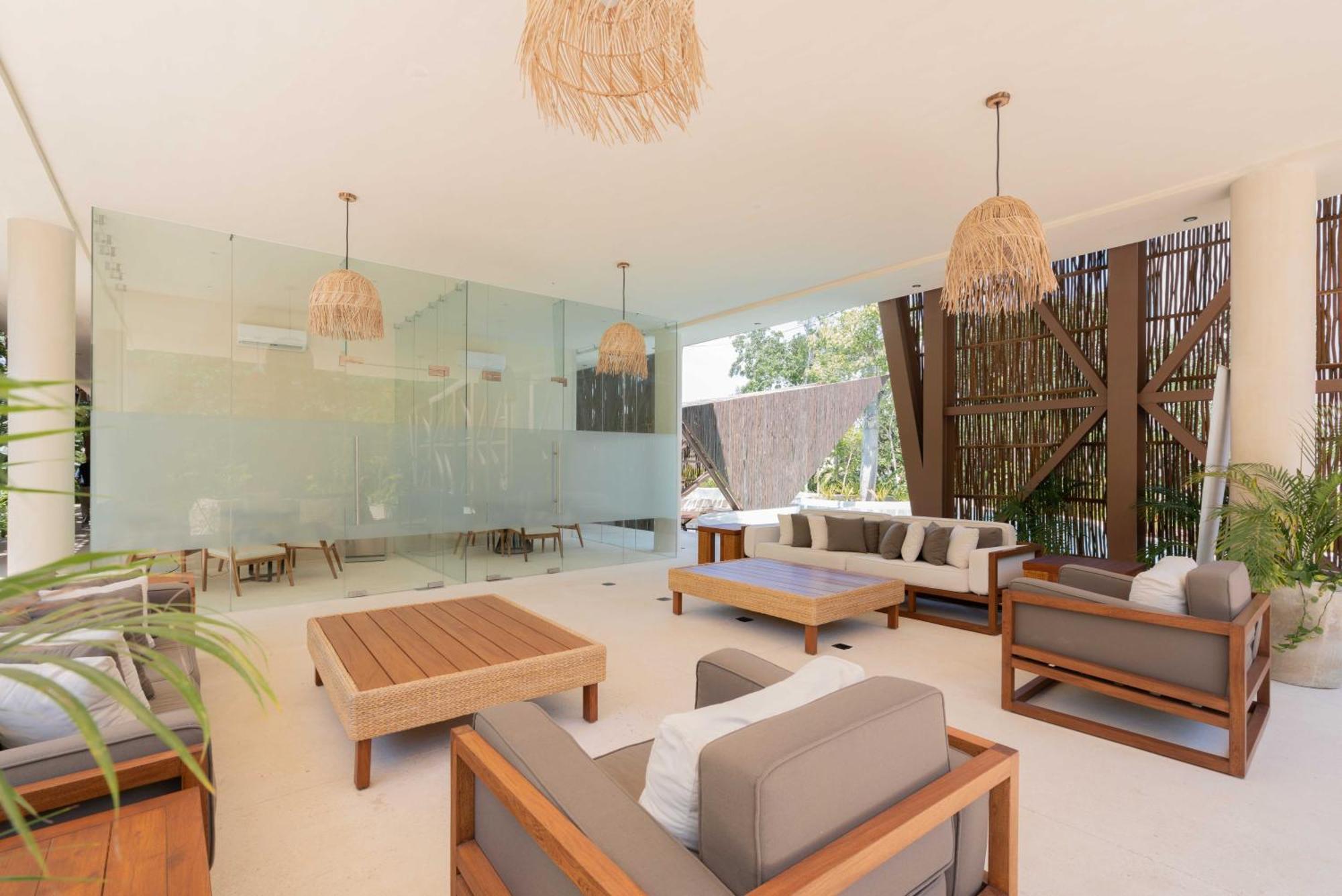 Penthouse Oasis: Rooftop Pool & Luxury Apartment